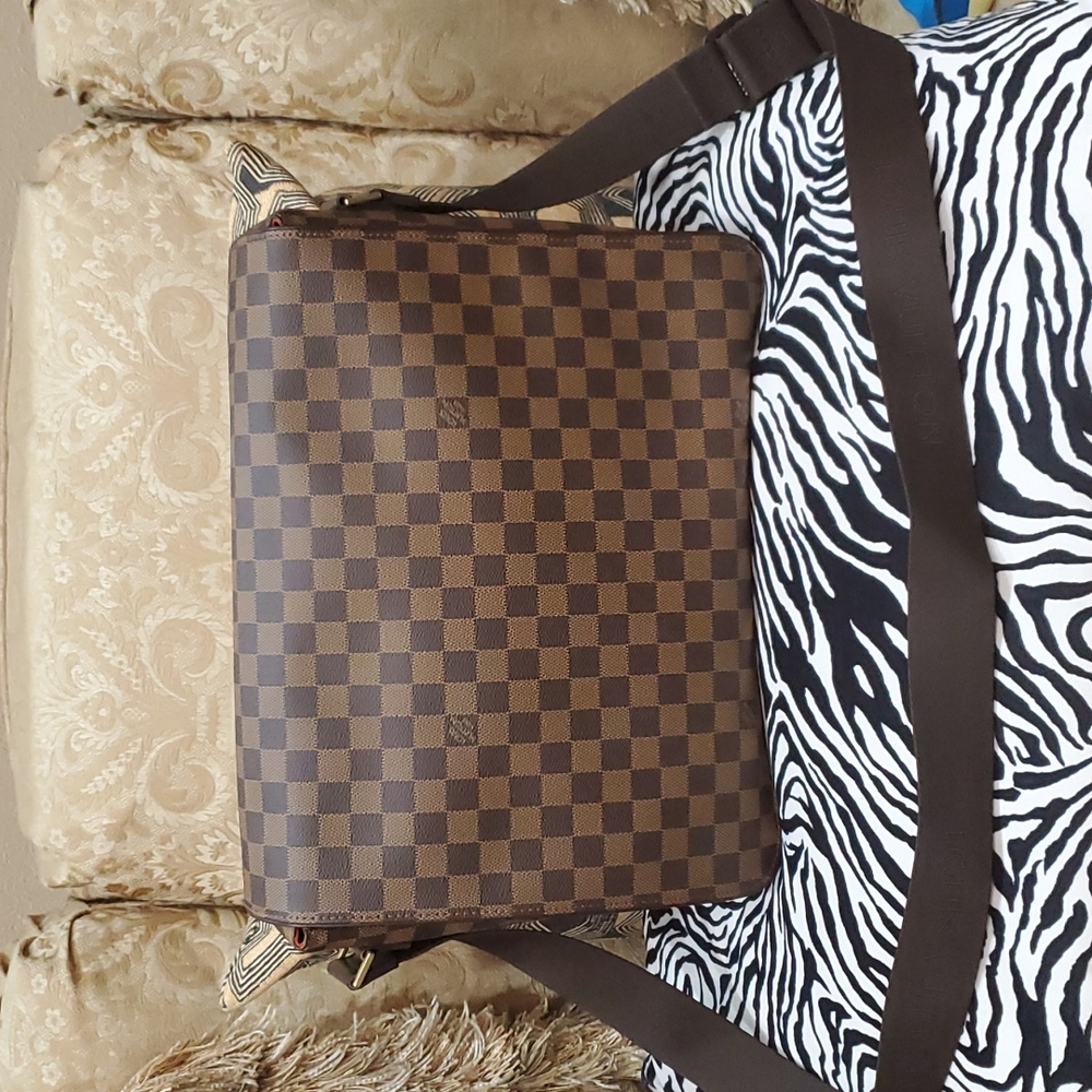 LOUIS VUITTON DAMIER PRINT MESSENGER BAG BAND NEW!!! NEVER USED!!